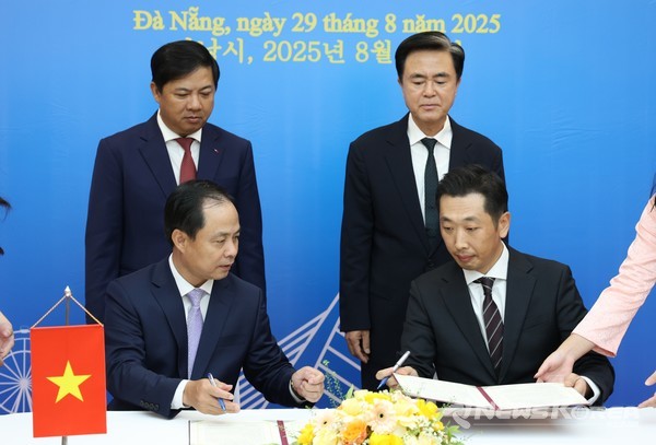 김태흠 충남도지사와 르엉 응우옌 민 찌엣 인민위원장 환담에 이어 정걸기 충남 베트남사무소 소장과 응우옌 쑤안 빈 다낭시 외무국장은 다양한 분야 협력 강화를 위한 업무협약을 체결했다. @충청남도