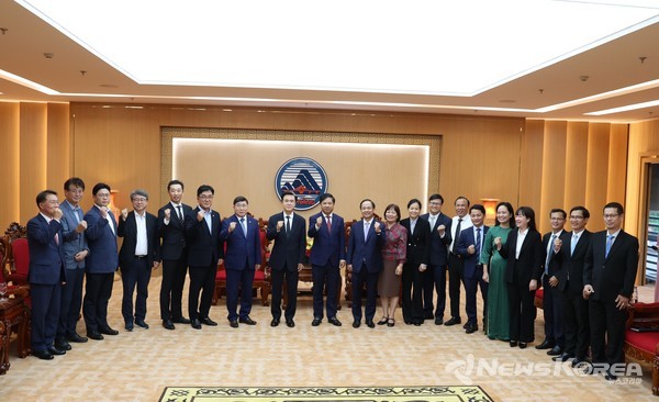 김태흠 충남도지사와 르엉 응우옌 민 찌엣 인민위원장 환담에 이어 정걸기 충남 베트남사무소 소장과 응우옌 쑤안 빈 다낭시 외무국장은 다양한 분야 협력 강화를 위한 업무협약을 체결했다. @충청남도