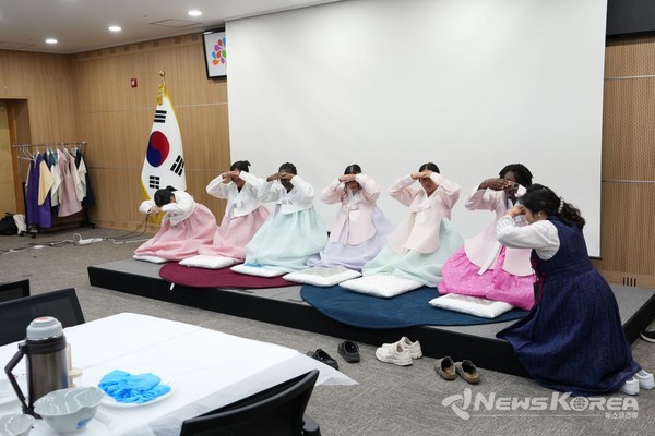 'SEONBI Journey In Korea' 프로그램 참여자들이 예절체험을 하고 있다. @한국유교문화진흥원