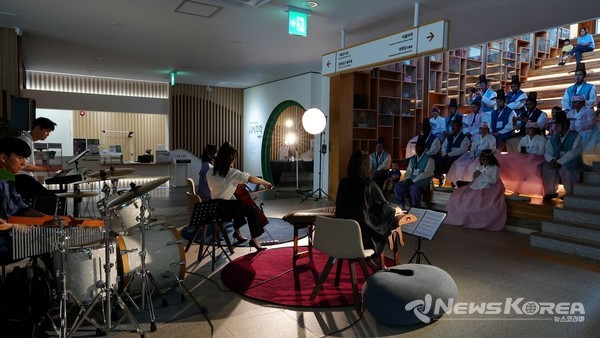 'SEONBI Journey In Korea' 프로그램 참여자들이 퓨전국악공연을 보고 있다. @한국유교문화진흥원