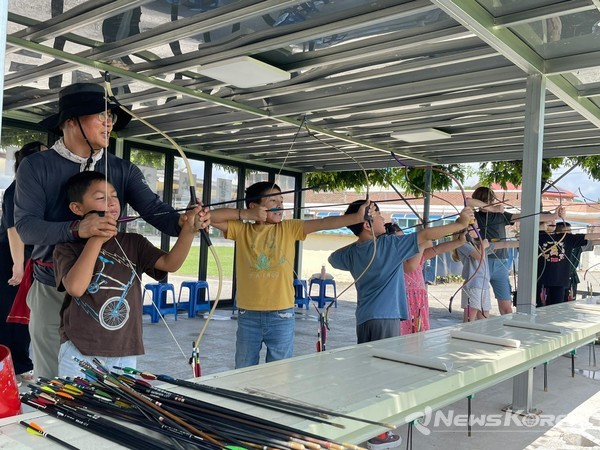 'SEONBI Journey In Korea' 프로그램 참여자들이 국궁체험을 하고 있다. @한국유교문화진흥원