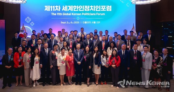  제11차 세계한인정치인포럼 개회식 참가자 단체 사진  - 맨 앞줄 가운데 조현 외교부 장관, (왼)신디류 세계한인정치인협의회 회장 겸 미국 워싱턴주 하원의원, (오)멜리사 리 뉴질랜드 국회의원, (뒷줄 오른쪽) 김상욱 더불어민주당 국회의원 @뉴스코리아 최신 기자