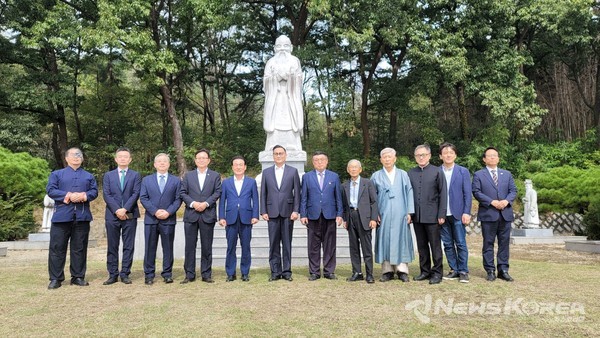 2025 유교문화 국제교류의 날에 참석하는 공자의 79대 후손 콩추이장 봉사관 (2023년 10월 7일 노성 궐리사 고유제 때 모습, 왼쪽에서부터 네 번째 정재근 원장, 다섯 번째 백성현 논산시장, 여섯 번째 콩추이장 봉사관)  @충청남도