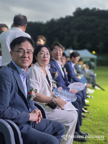 장혁, 김명숙 의원이 나란히 앉아 포즈를 취하고 있다. @뉴스코리아 최신 기자