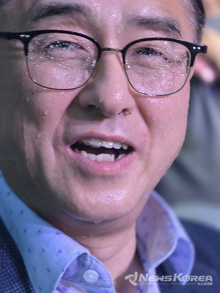 우산도, 비옷도 걸치지 않은채 비를 맞으며 행사장 자리를 끝까지 지킨 장혁 의원 @뉴스코리아 최신 기자