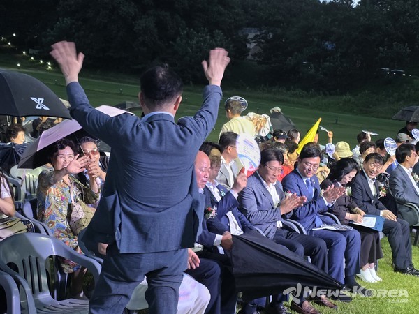 장혁 의원이 주민들에게 손을 들어 인사하고 있다. @뉴스코리아 장혁 의원
