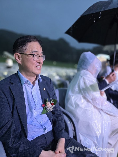 옆자리 내빈들은 비옷과 우산을 쓰고 있어도 홀로 비를 맞으며 자리를 지키고 있는 장혁 의원 @뉴스코리아 최신