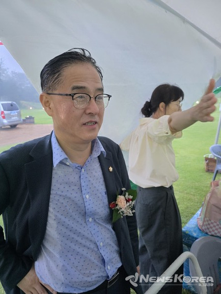 축제 부스를 찾은 장혁 의원 @뉴스코리아 최신 기자