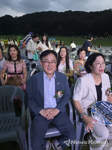 비를 맞기 전에 멀쩡했던 장혁 의원 모습 @뉴스코리아 최신 기자