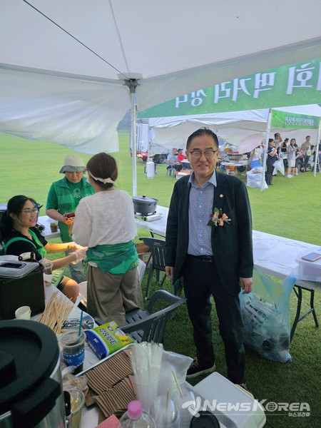 미처 우산과 비옷을 준비 하지 못한 시민들에게  자신에게 제공된 비옷을 벗어주고 내린 비를 몽땅 맞은후의 장혁 의원 모습 @뉴스코리아 최신 기자