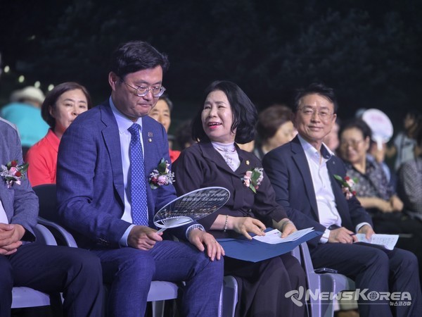 이정문 국회의원, 김행금 천안시의회의장이 담소를 나누고 있다. @뉴스코리아 최신 기자