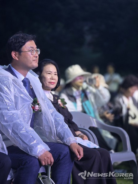 사진 왼쪽 부터 이정문 국회의원 김행금 천안시의회 의장 @뉴스코리아 최신 기자