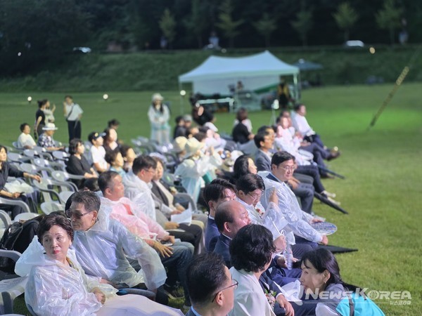 비가 내리기 시작하자 우비를 착복한 내외빈들의 모습 @뉴스코리아 최신 기자