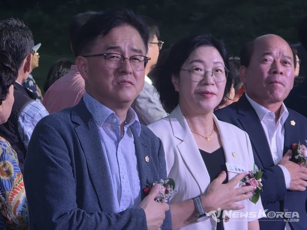 국민의례중인 장혁, 김명숙 천안시의원 @뉴스코리아 최신 기자