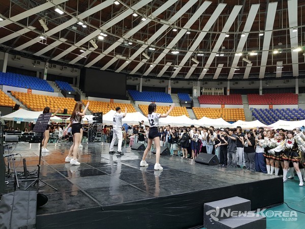 2025. 수페리얼에 참가한 대학생들이 공연을 즐기고 있다. @수원시
