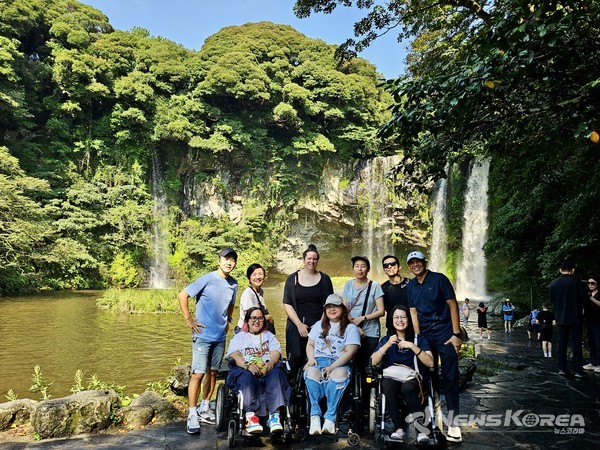 이퀄사인투어(무장애 관광) 참가자 사진(15일, 천지연폭포) @제주관광공사