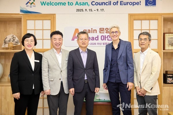 아산시 김범수 부시장 환영 인사 후 리타 마라스칼치 유럽평의회 상호문화 포용 부서장과 유럽평의회 상호문화 전문가 케이조 야마와키 박사가 기념촬영 하고 있다. @아산시