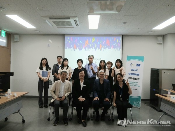 아산시 상호문화도시 지표 관련 부서 실무진과의 간담회 후 기념촬영 하고 있다. @아산시