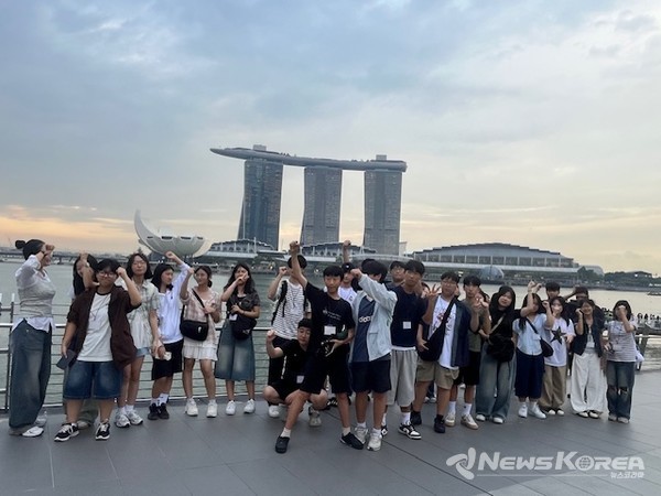 싱가포르 마리나베이샌즈 앞에서 @화순군