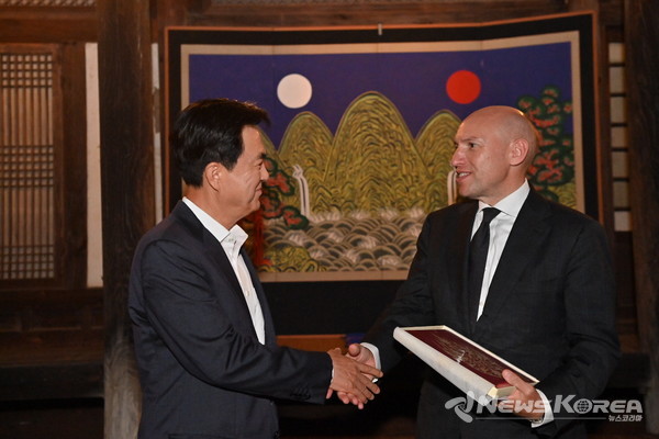 기념품 전달 @충청남도