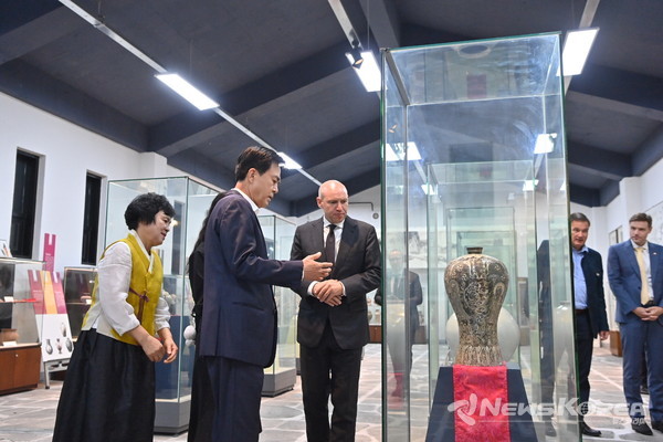 만찬 간담회장 내 식기박물관에서 전시품을 둘러보고 있는 모습  @충청남도