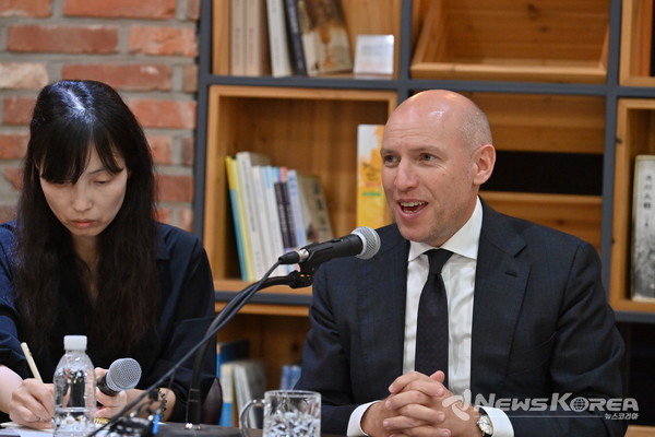 만프레드 펜츠(Manfred Pentz) 독일 헤센주 연방국제관계탈관료부 장관이 도청 브리핑룸에서 기자 간담회를 갖고 있다. @충청남도