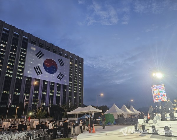 광화문 광장앞에 설치된 특설무대 @뉴스코리아 최신 기자