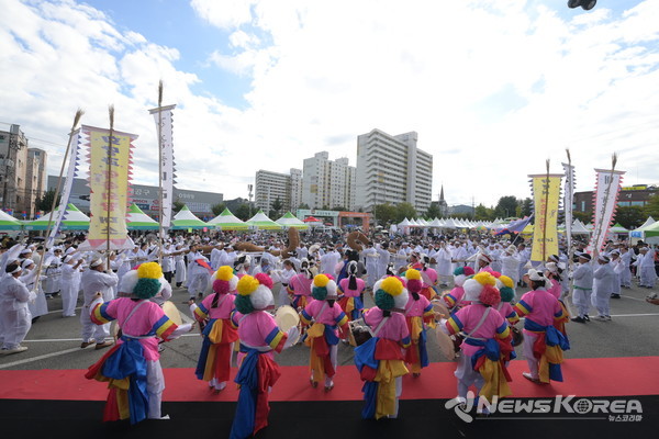 제43회 설성문화제, 전통민속놀이 경연대회에서 대소면 주민들이 각골줄다리기를 재현하는 모습 @음성군