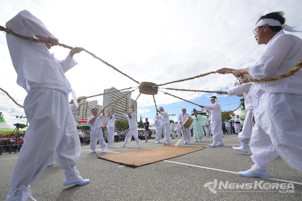 제43회 설성문화제, 전통 민속놀이 경연대회 ‘내 고장을 알려라’에서 금상을 수상한 금왕읍 주민들이 지경다짐이를 재현하는 모습 @음성군