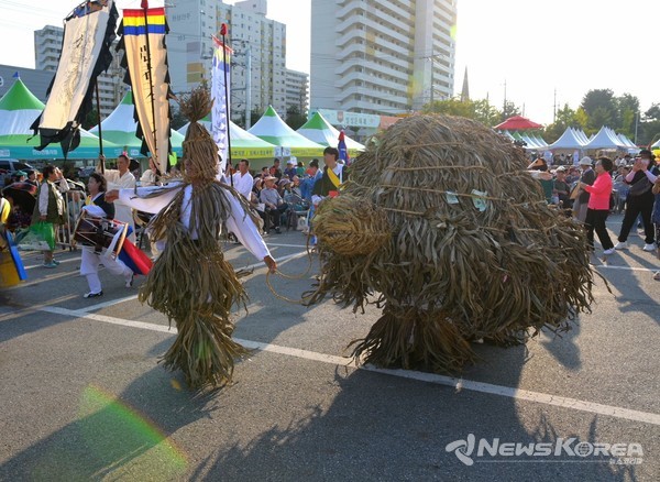 제43회 설성문화제에서 거북놀이 보존회가 음성거북놀이를 재현하는 모습 @음성군