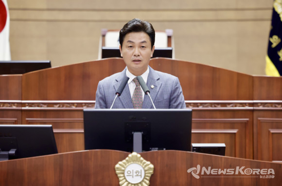 김철환 천안시의원이 본회의에서 ‘자연재해 재난지원금 제도 개선 촉구 건의안’을 낭독하고 있다. @뉴스코리아 최신 기자