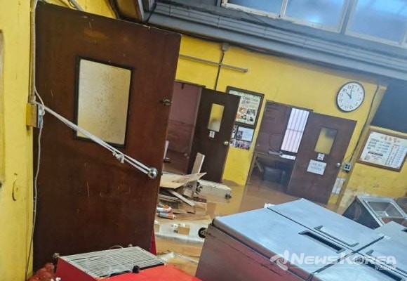 기록적인 폭우로 침수 피해를 입은 천안 성환읍의 한 식당 내부. @김철환 의원실