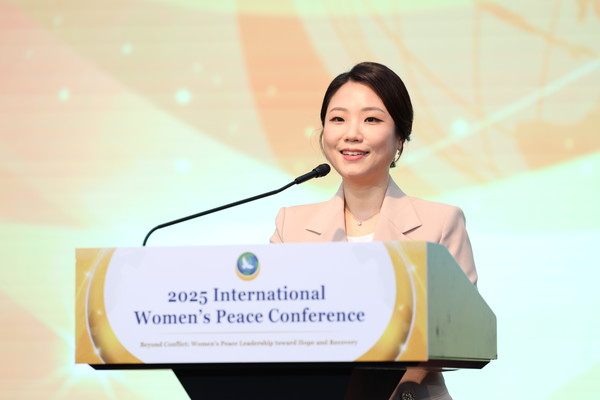 전나영 ㈔세계여성평화그룹(IWPG) 대표가 19일 대한민국 청주 엔포드호텔에서 열린 ‘2025 세계여성평화 콘퍼런스’에서 개회사를 하고 있다.