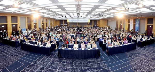 19일 대한민국 청주 엔포드호텔에서 IWPG 주최로 열린 ‘2025 세계여성평화 콘퍼런스’에서 참석자들이 기념사진을 촬영하고 있다. @IWPG