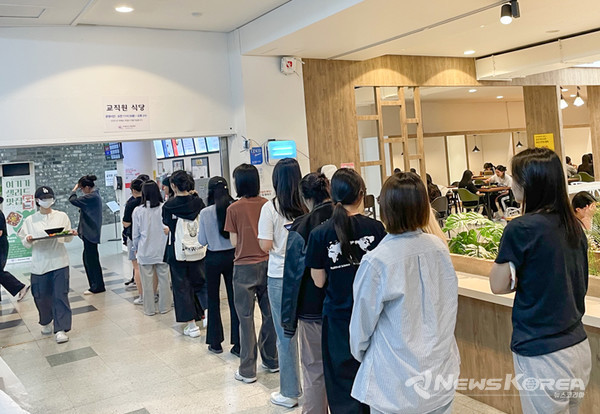 덕성여자대학교 학생들이 아침식사를 하기 위해 줄을 기다리고 있다. @도봉구