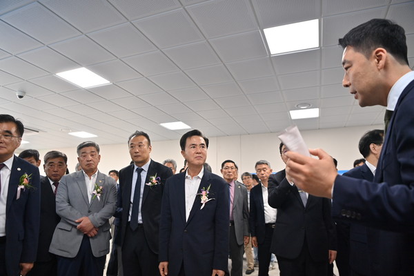 김태흠 충남도지사와 참석자들이 22일 ‘해양바이오 산업화지원센터’를 둘러보고 있다. @충남도청
