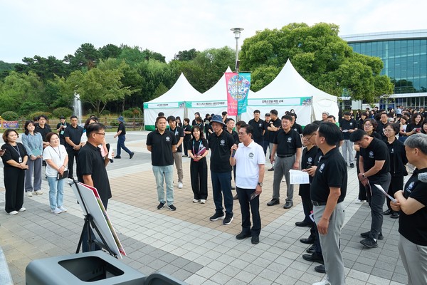 22일 김석필 천안시장 권한대행 부시장 등이 천안흥타령춤축제 2025 개최장소인 천안종합운동장 일원을 점검하고 있다. @뉴스코리아 김현미 기자