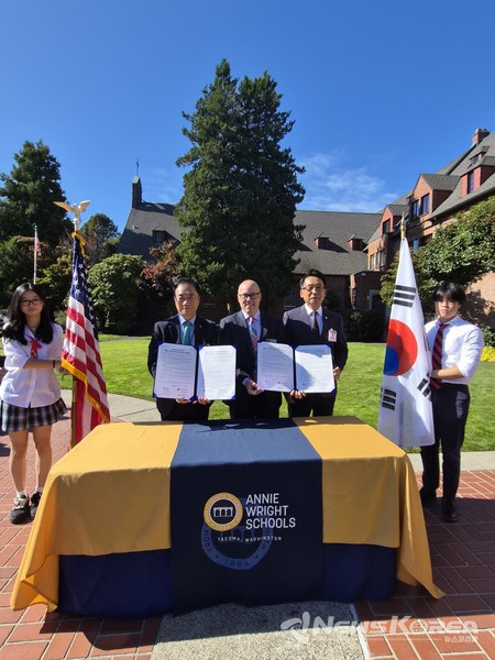양해각서 서명 후 기념 촬영하는 중앙 왼쪽부터 정장선 평택시장, 데이비드 오버튼 애니 라이트 스쿨 이사장, 강정구 평택시의회 의장 @평택시