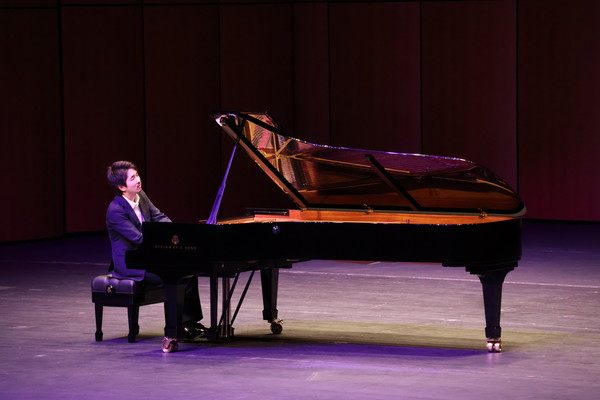 피아니스트 와타루 히사스에가 라벨과 뒤자팽 작품을 섬세하게 연주하고 있다. @당진문화재단