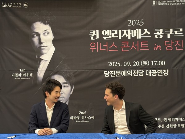 퀸 엘리자베스 콩쿠르 수상자 니콜라 미우센(오른쪽)과 와타루 히사스에(왼쪽)가 공연 후 사인회를 진행하며 관객들과 소통하고 있다. @당진문화재단