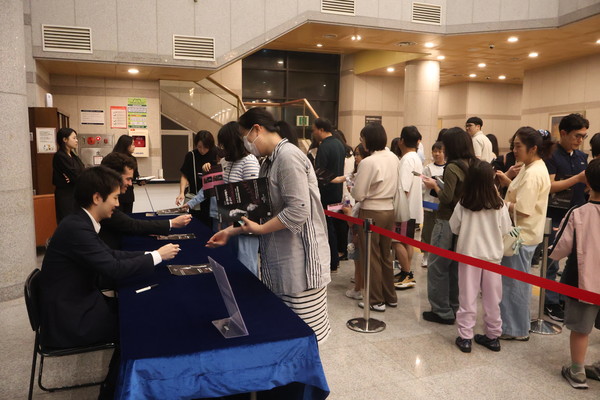 공연 후 사인회를 진행하며 관객들과 소통하고 있다. @당진문화재단