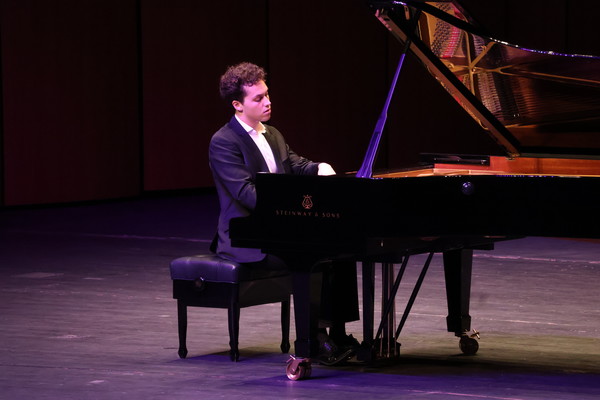 피아니스트 니콜라 미우센이 멘델스존과 스크리아빈 작품을 연주하며 깊은 서정성을 선보이고 있다. @당진문화재단