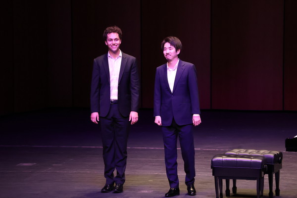 공연을 마친 후 무대 위에서 관객의 박수에 화답하는 니콜라 미우센(왼쪽)과 와타루 히사스에(오른쪽). @당진문화재단