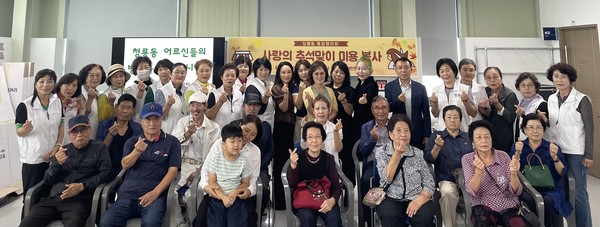 우아미 미용봉사회 소속 미용사들이 23일 천안시 청룡동 취약계층을 위해 미용 봉사를 진행하고 있다. @천안시