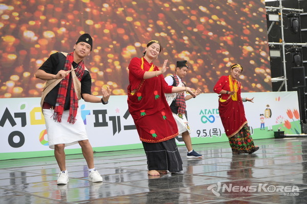 2025 음성명작페스티벌 개막...공연·체험·먹거리 풍성_지난해 외국인&주민이 함께하는 글로벌 페스타 공연 모습 @음성군