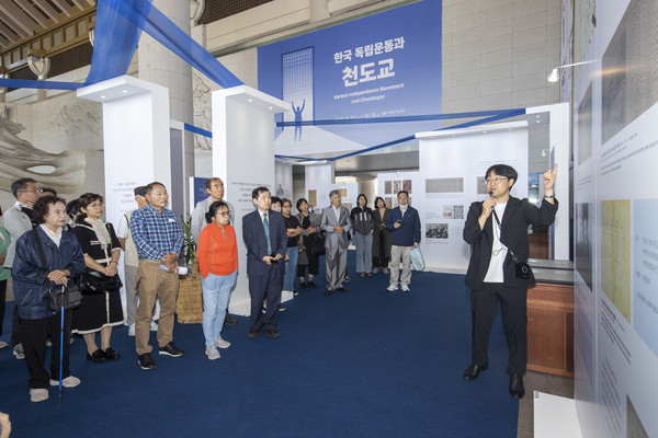 독립기념관 겨레의집에서 열린 ‘한국 독립운동과 천도교’ 특별기획전을 둘러보는 관람객들 @독립기념관