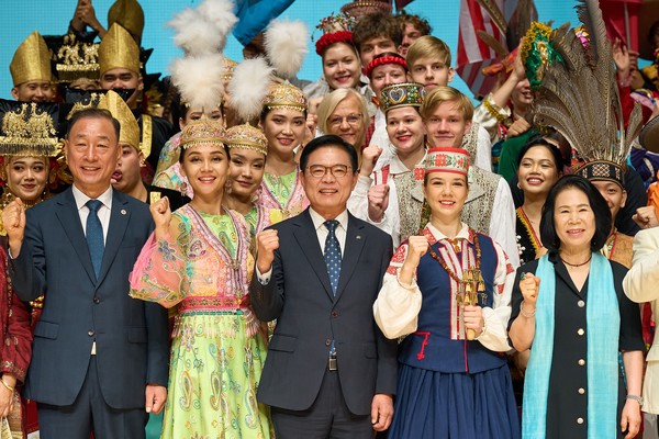 24일 천안종합운동장 실내테니스장에서 ‘천안흥타령춤축제 2025’ 환영리셉션이 열리고 있다. @천안시