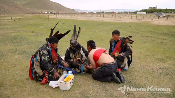 18일 공개된 ‘신들린 대결’ 1부에서는 한국 무당 대표들이 직접 몽골의 샤머니즘과 무속 신앙을 체험하며 흥미를 이끌어냈다 @대길엔터테인먼트