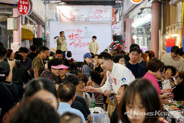 오언석 도봉구청장(가운데)이 지난 13일 열린 제1회 창동 막걸리 페스티벌에 참석해 지역 주민과 인사를 나누고 있다. @도봉구