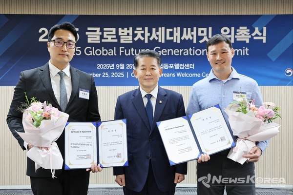 2025 글로벌차세대써밋 위촉식(왼쪽부터 전준홍 1기 대표 김경협 청장 토미 겐첼 1기 부대표) @재외동포청